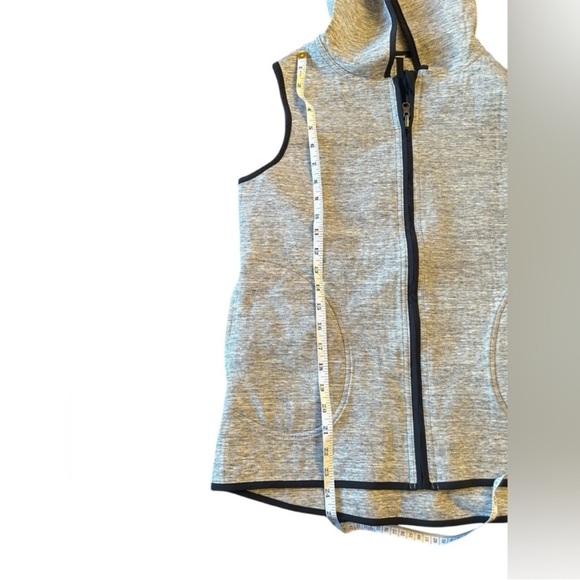 Lululemon Insculpt Vest Size 8 REVERSIBLE Light Gray with black Trim - Picture 8 of 14